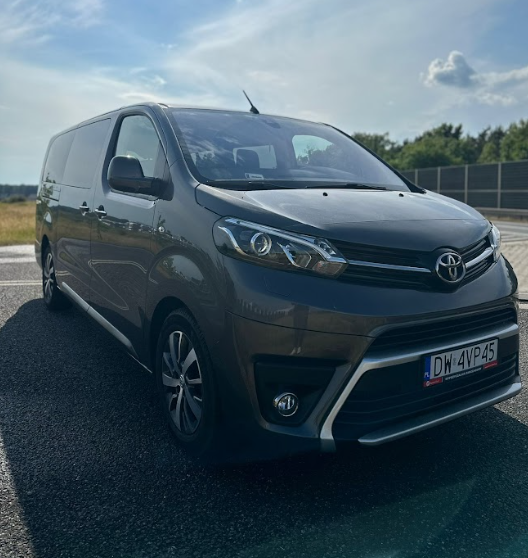 Ile naprawdę kosztuje wynajem busa na dzień? Kalkulacja i triki na oszczędności